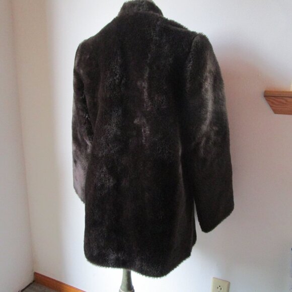Faux fur coat, synthetic material. Large size, easy care. NPC Fashions - Picture 5 of 11